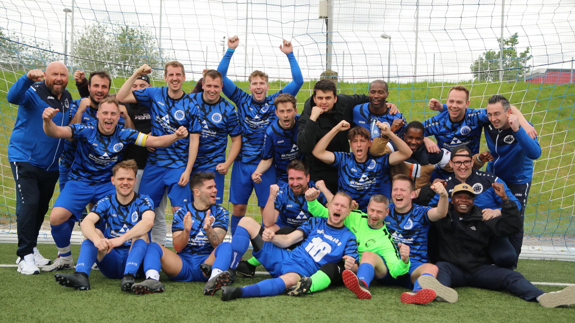 Gruppenbild der Sportfreunde D-H-O II, die über den Aufstieg jubeln.