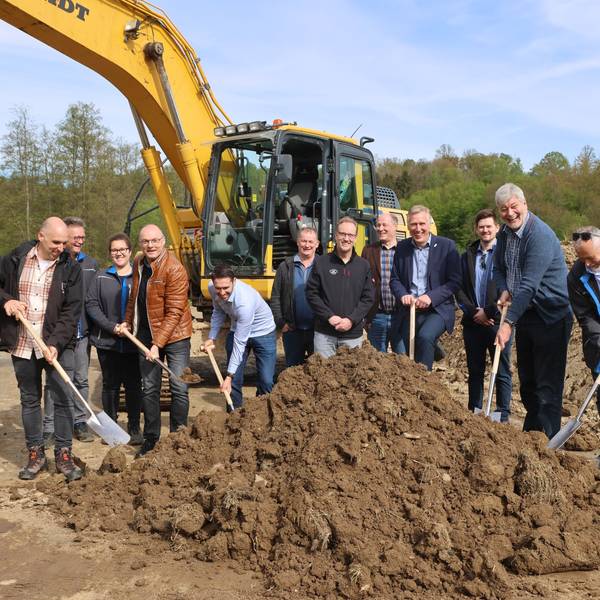 Für den Neubau eines Retentionsbodenfilterbecken in der Nümbrechter Ortschaft Homburg-Bröl griffen nun auch (von links) Unternehmer Matthias Behle, Thomas Pilawa (Bauunternehmen Schmidt), Jörg Stollenwerk (Bezirksregierung), Uwe Moshage (Aggerverband), Bürgermeister Hilko Redenius und Axel Triphan (Aggerverband). Unser Foto zeigt die Gruppe auf der Baustelle.