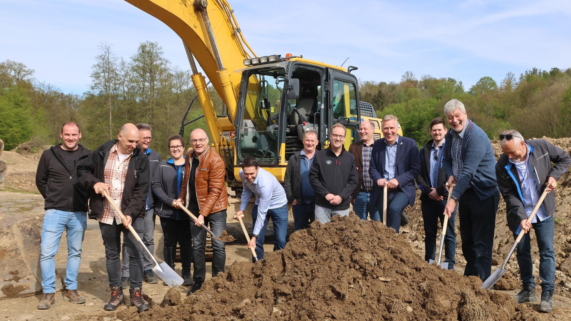 Für den Neubau eines Retentionsbodenfilterbecken in der Nümbrechter Ortschaft Homburg-Bröl griffen nun auch (von links) Unternehmer Matthias Behle, Thomas Pilawa (Bauunternehmen Schmidt), Jörg Stollenwerk (Bezirksregierung), Uwe Moshage (Aggerverband), Bürgermeister Hilko Redenius und Axel Triphan (Aggerverband). Unser Foto zeigt die Gruppe auf der Baustelle.
