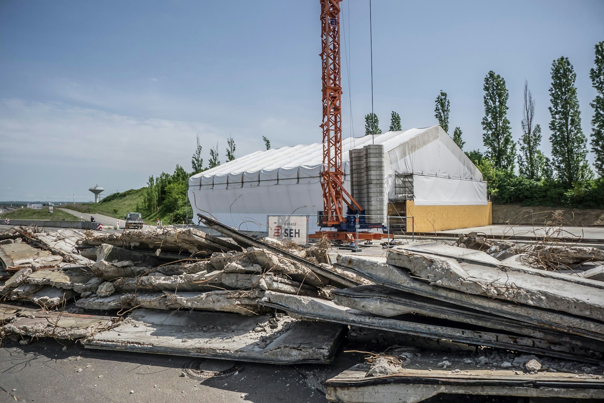 Die Unterdruck-Halle, in der die Stahlteile sandgestrahlt werden sollen.
