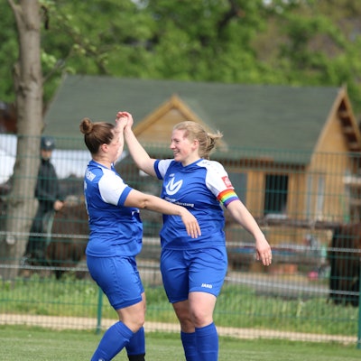 Die Erfthöhen-Spielführerin jubelt mit einer Mitspielerin.