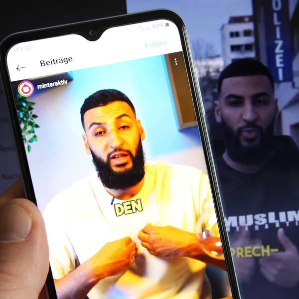 Auf einem Smartphone wurde der TikTok-Kanal der Gruppierung Muslim Interaktiv aufgerufen. Im Bild ein Videobeitrag des Predigers Raheem Boateng. Dahinter ist auf einem Laptop der Instagram-Account der Gruppierung aufgerufen worden.
