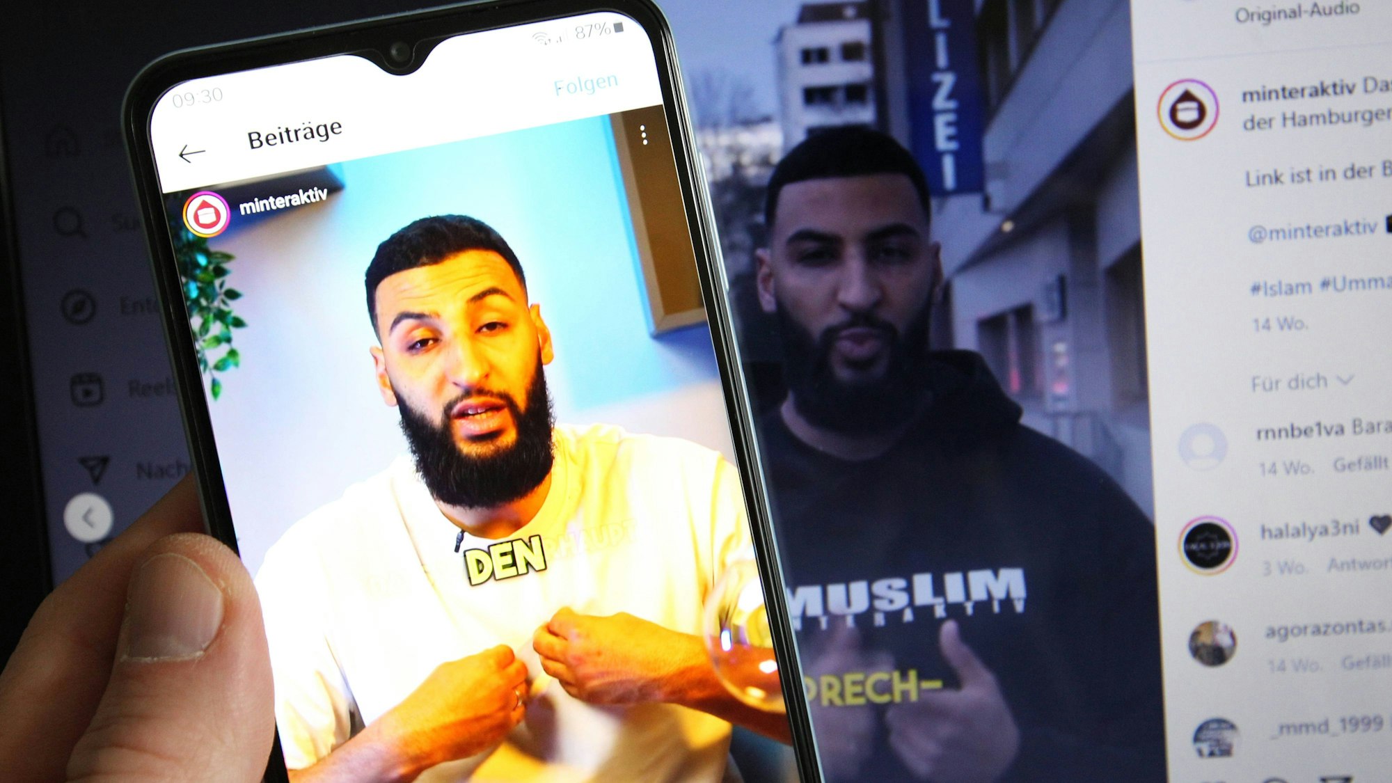 Auf einem Smartphone wurde der TikTok-Kanal der Gruppierung Muslim Interaktiv aufgerufen. Im Bild ein Videobeitrag des Predigers Raheem Boateng. Dahinter ist auf einem Laptop der Instagram-Account der Gruppierung aufgerufen worden.