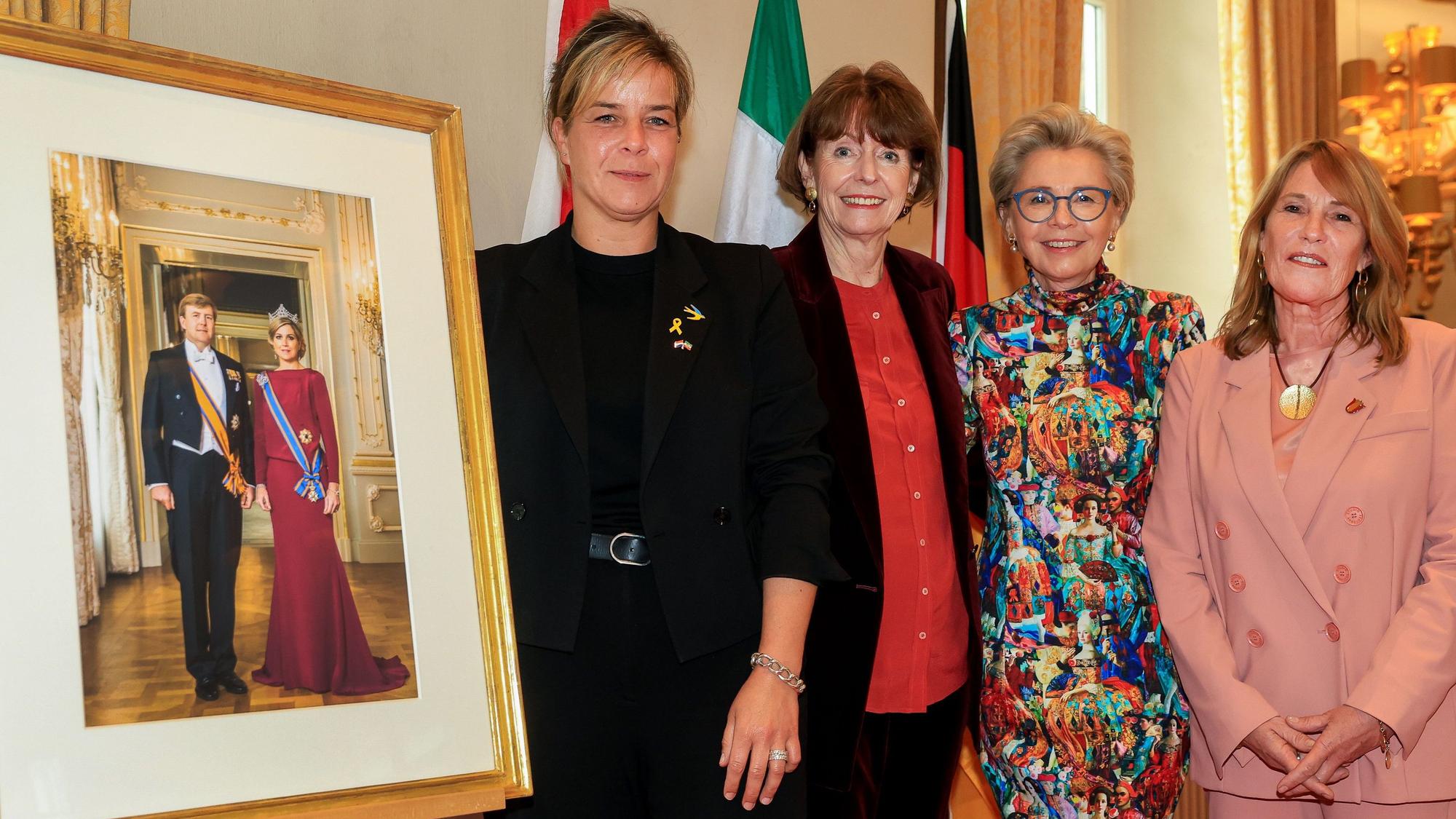 Zu sehen sind v.l.n.r. Mona Neubaur, Henriette Reker, Rafaela Wilde und Drs. Yolande Melsert mit einem Gemälde in der Vorderansicht.
