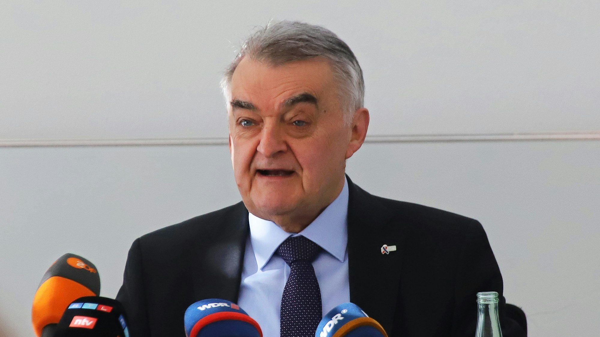 Herbert Reul (CDU), Innenminister von Nordrhein-Westfalen, spricht auf einer Pressekonferenz.