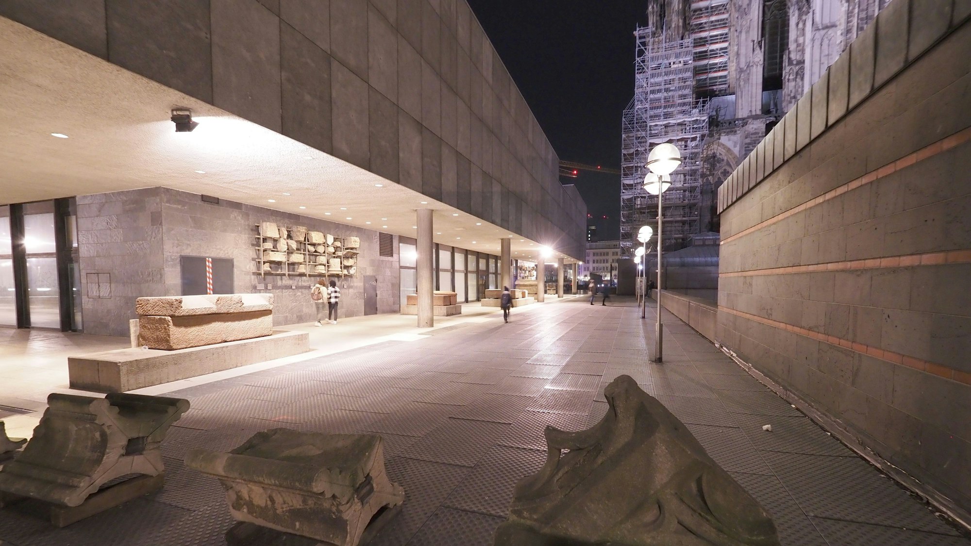 Der Durchgang zwischen der Dombauhütte und Römisch-Germanischem Museum Richtung Hohenzollernbrücke bleibt gesperrt, das Bild stammt aus der Zeit vor den Bauarbeiten.