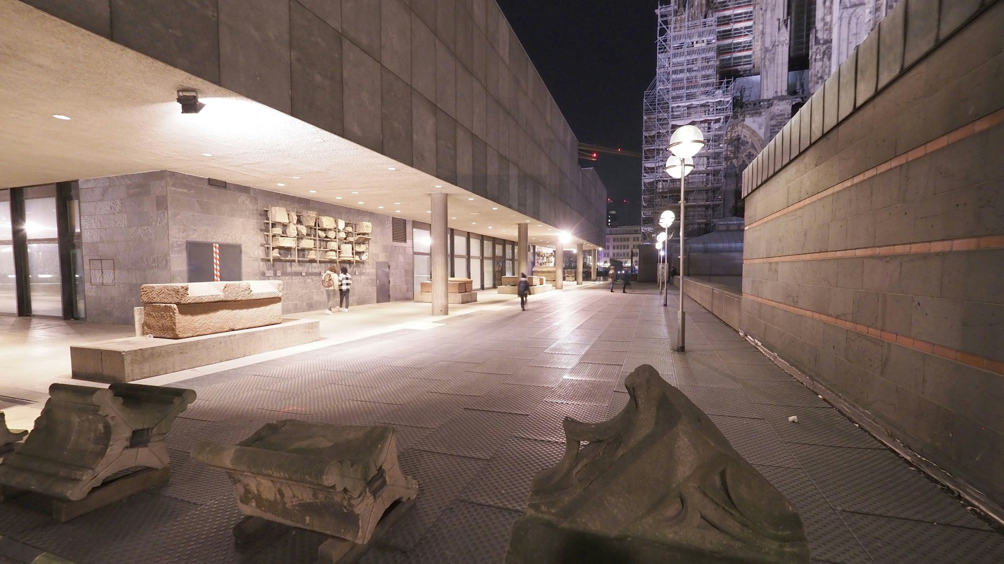 Durchgang zwischen der Dombauhütte und Römisch-Germanischem Museum Richtung Hohenzollernbrücke