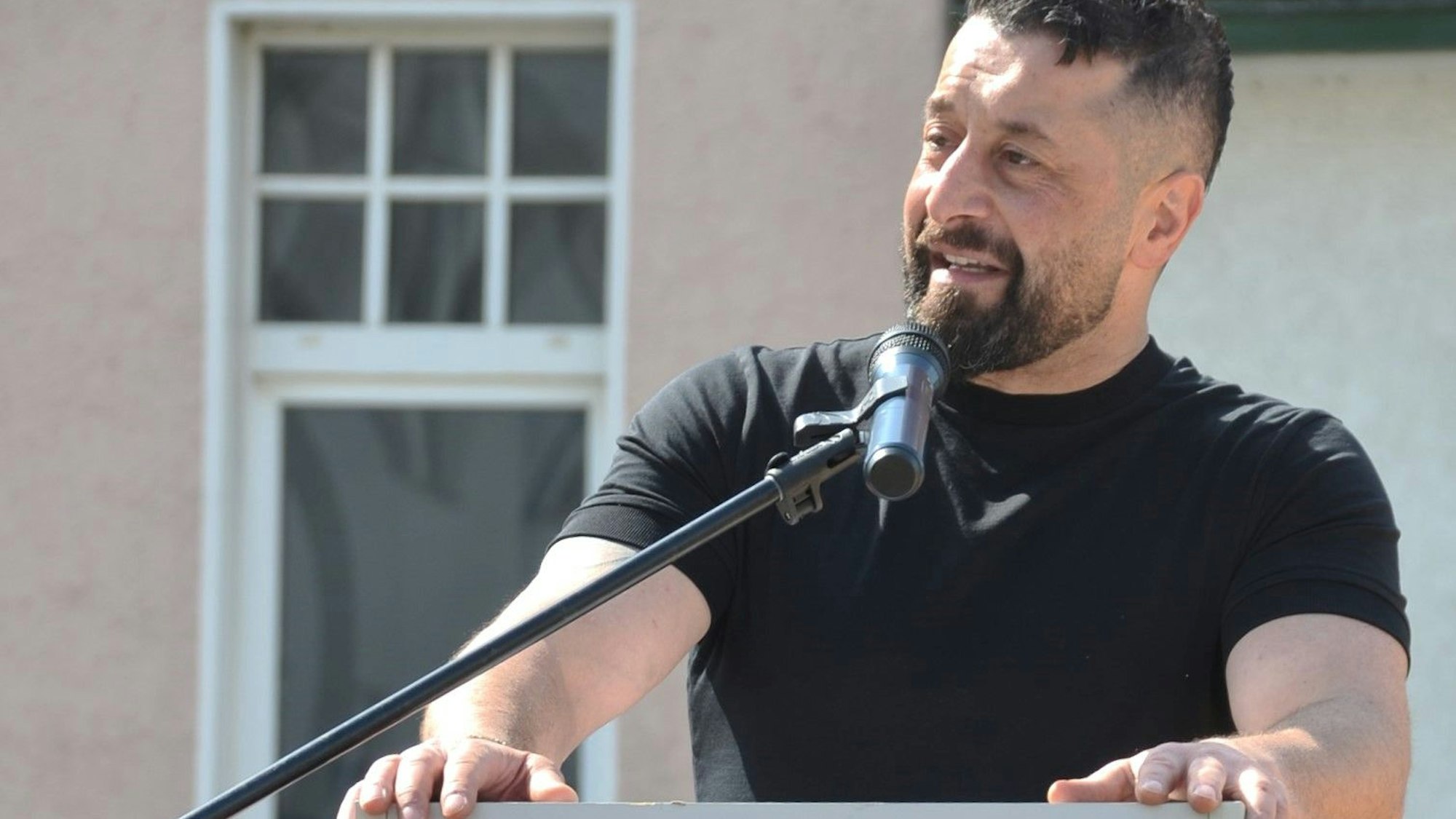 Haydar Tokmak ist Gewerkschaftssekretär der IG Metall in Oberberg. Er eröffnete die Kundgebung zum 1. Mai auf dem Bismarckplatz in Gummersbach.