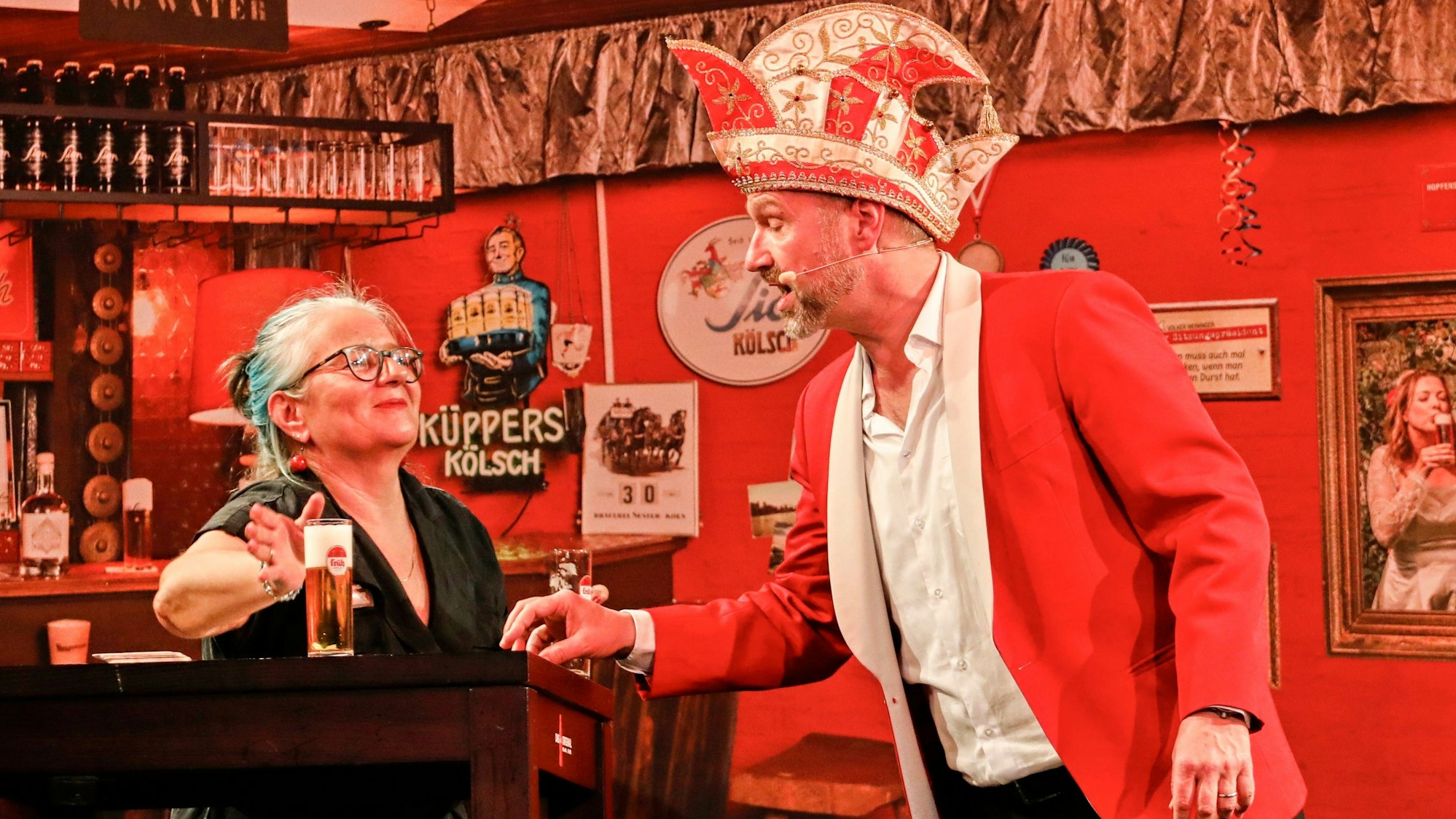 Die liebe Marion brachte Weiniger die frischen Kölsch auf die Bühne.