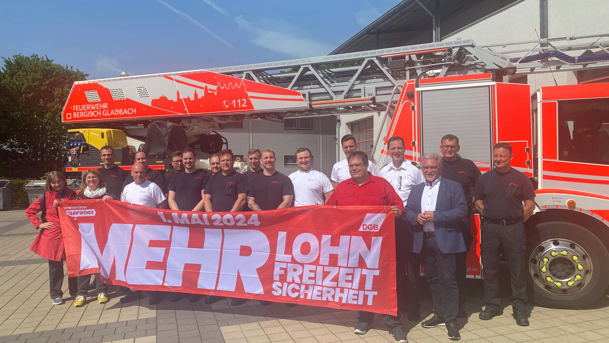 Die Gewerkschaft DGB besuchte die Bergisch Gladbacher Feuerwehr am 1. Mai.