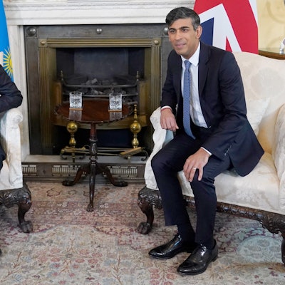 Rishi Sunak (r), Premierminister von Großbritannien, und Paul Kagame, Präsident von Ruanda, sitzen bei einem Treffen in der Downing Street 10.