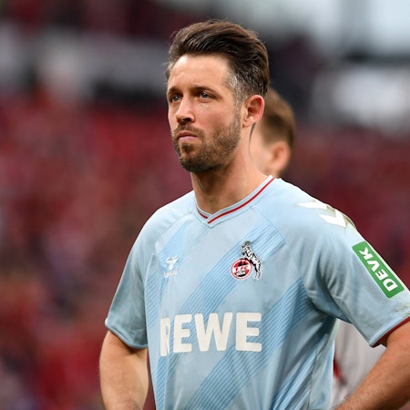 Kölns Offensivspieler Mark Uth schaut nachdenklich beim Spiel in Mainz.