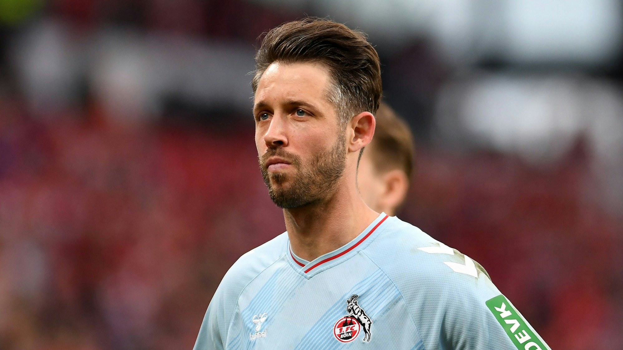 Kölns Offensivspieler Mark Uth schaut nachdenklich beim Spiel in Mainz.