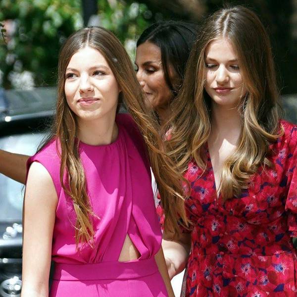 Prinzessin Sofía und ihre Schwester Kronprinzessin Leonor gehen nebeneinander.