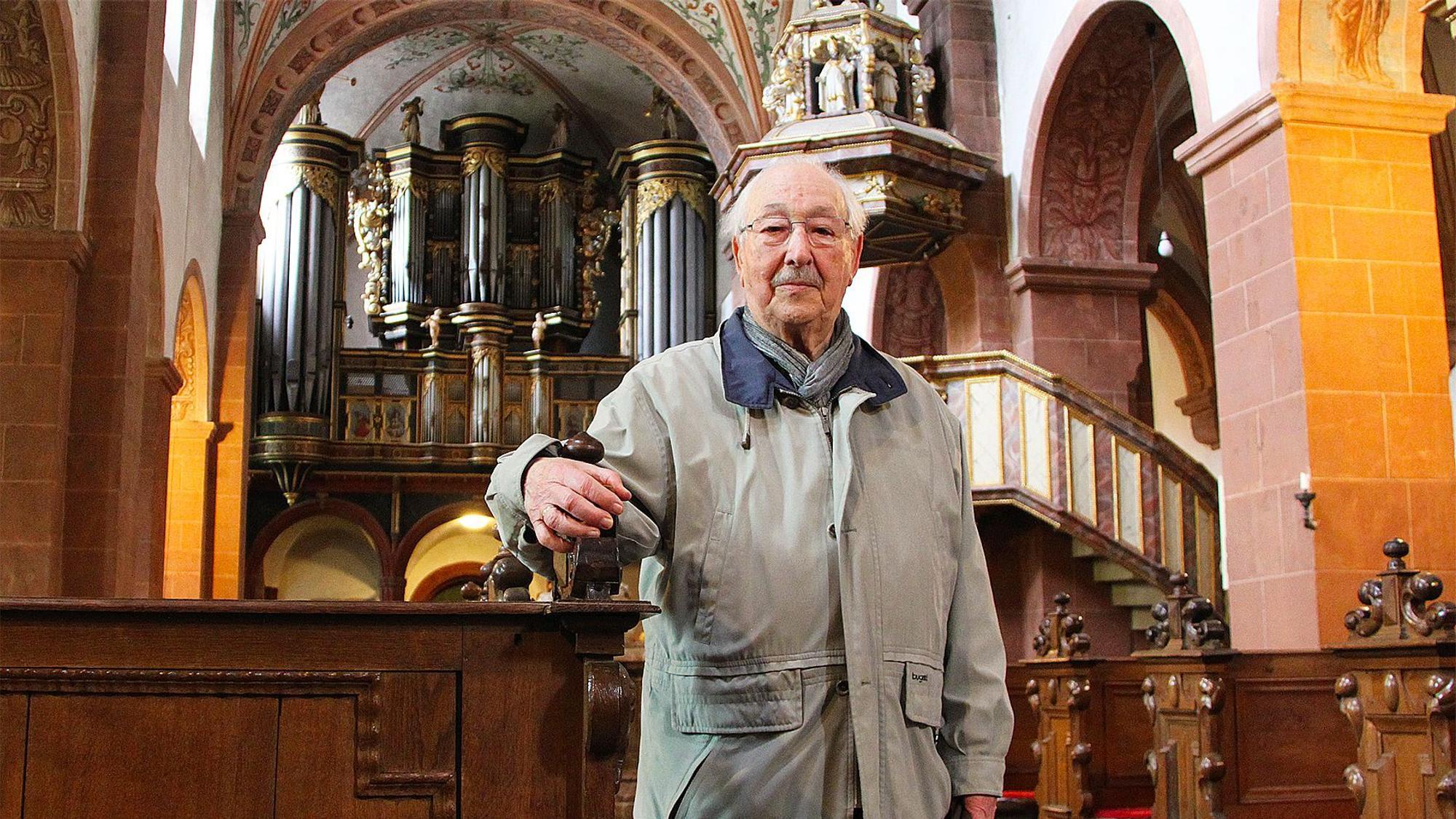 Hans-Peter Göttgens im Innenraum der prächtigen Basilika.