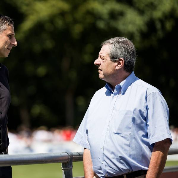 FC-Präsident Werner Wolf (r.) spricht mit Sport-Geschäftsführer Christian Keller am Geißbockheim.