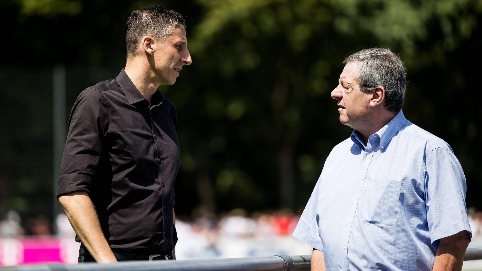FC-Präsident Werner Wolf (r.) spricht mit Sport-Geschäftsführer Christian Keller am Geißbockheim.