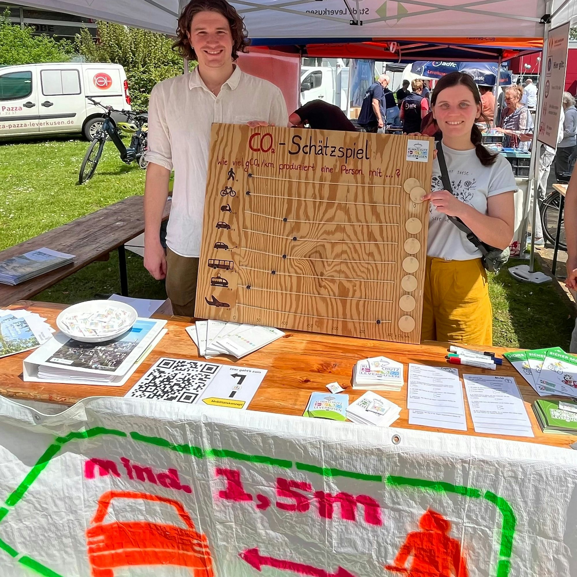 Fabian Urh und Karharina Wiegand vom Fachbereich Mobilität und Umwelt mit ihrem CO₂-Schätzspiel
