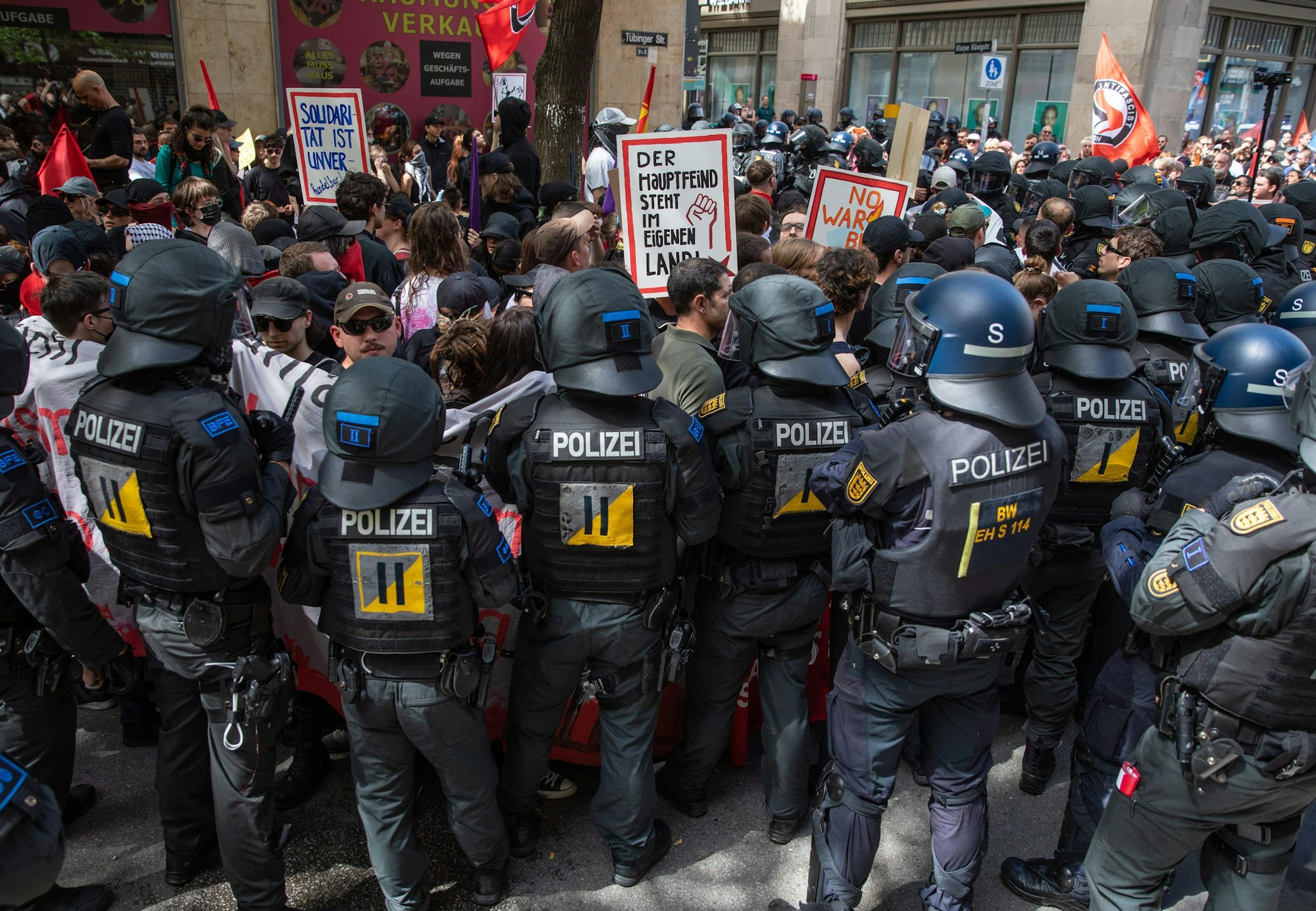 01.05.2024, Baden-Württemberg, Stuttgart: Einheiten der Polizei stoßen während der Revolutionären 1. Mai Demo in der Stuttgarter Innenstadt mit Demonstrationsteilnehmern zusammen. Dabei wurde auch Pfefferspray angewendet. Foto: Christoph Schmidt/dpa +++ dpa-Bildfunk +++