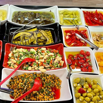 Türkische Vorspeisen und Oliven