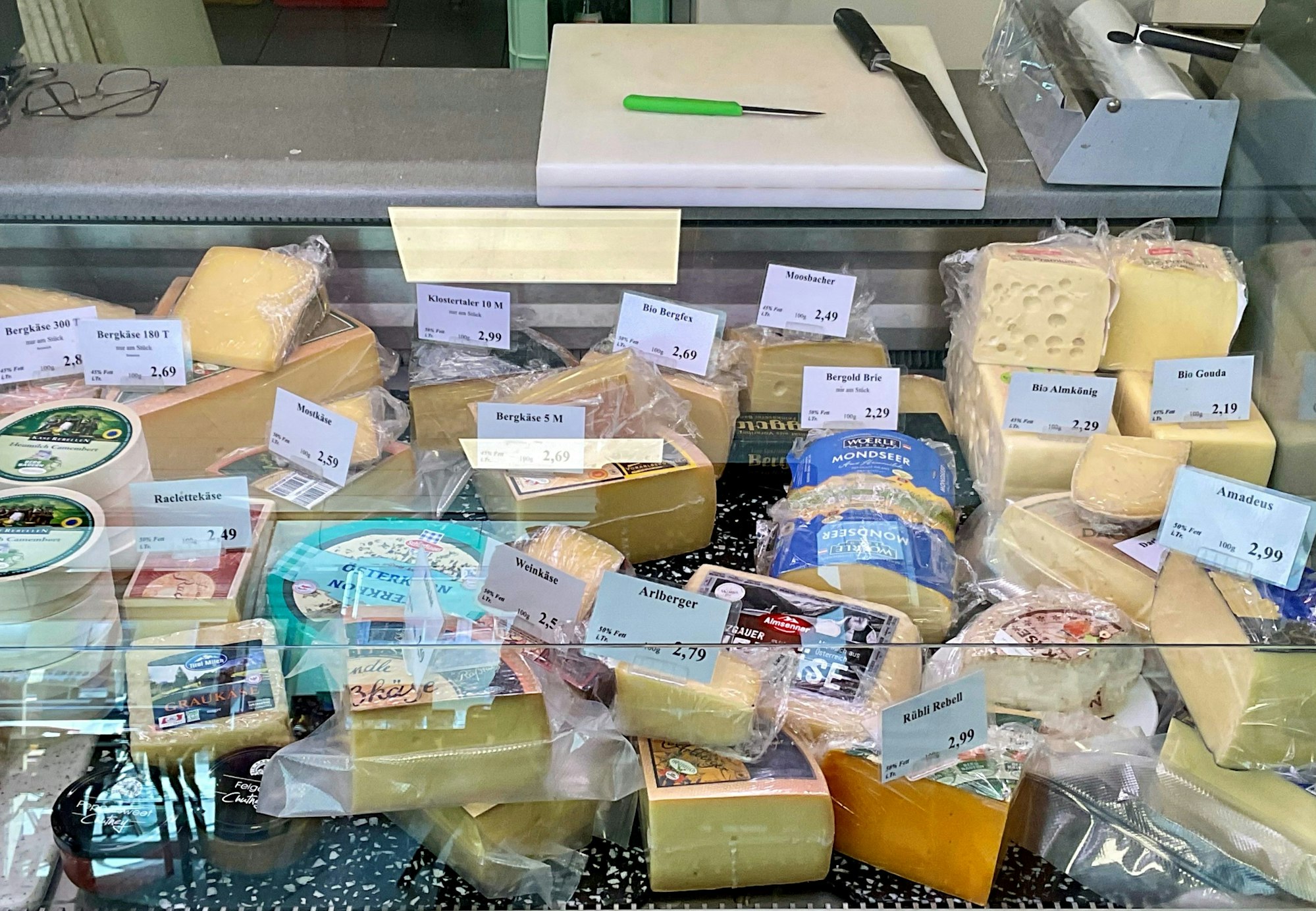 Blick in eine Käse-Theke