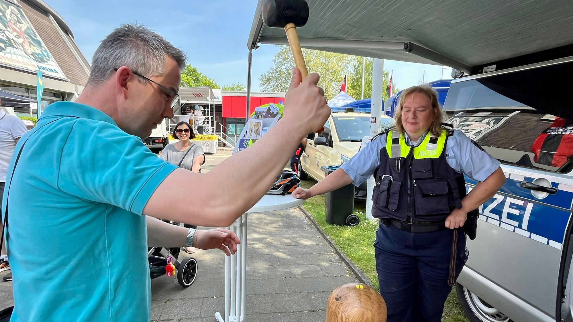 Mann mit Hammer und Polizistin