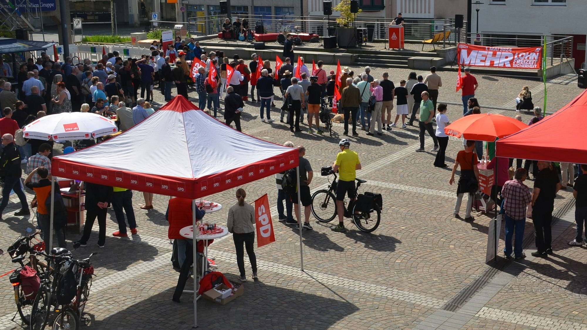Traditionell lädt die IG Metall am 1. Mai, dem „Tag der Arbeit“, auf den Bismarckplatz nach Gummersbach ein. Dort eröffnete Gewerkschaftssekretär Haydar Tokmak den Reigen der Rednerinnen und Redner. Das Foto zeigt den Platz aus höherer Perspektive.