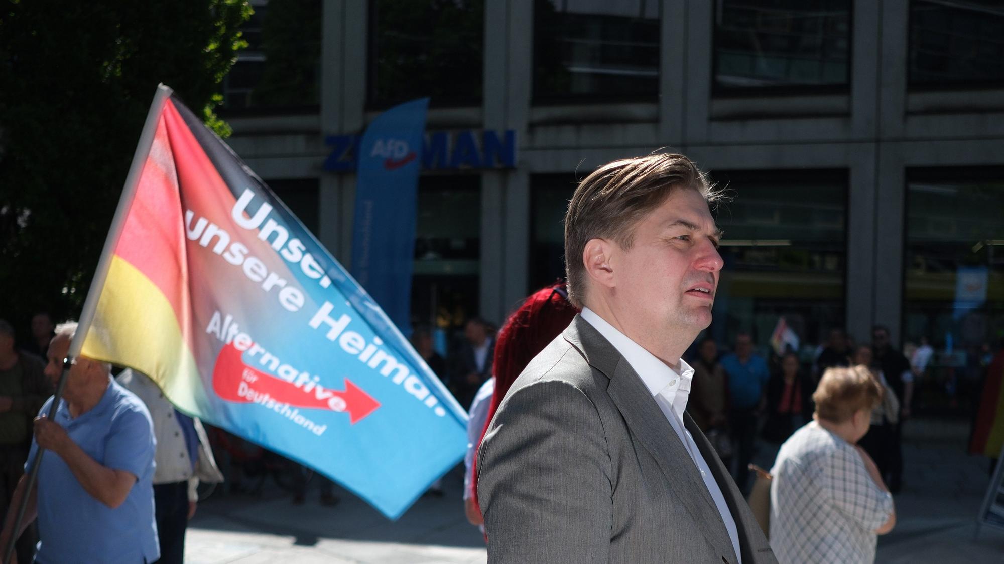 Maximilian Krah, Spitzenkandidat der AfD für die Europawahl, steht am Rande einer Kundgebung seiner Partei.