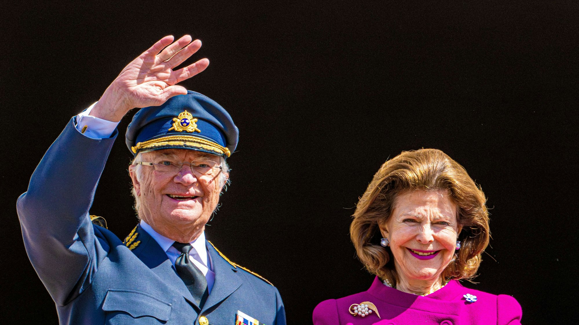 Silvia von Schweden und Carl XVI. Gustaf von Schweden winken.