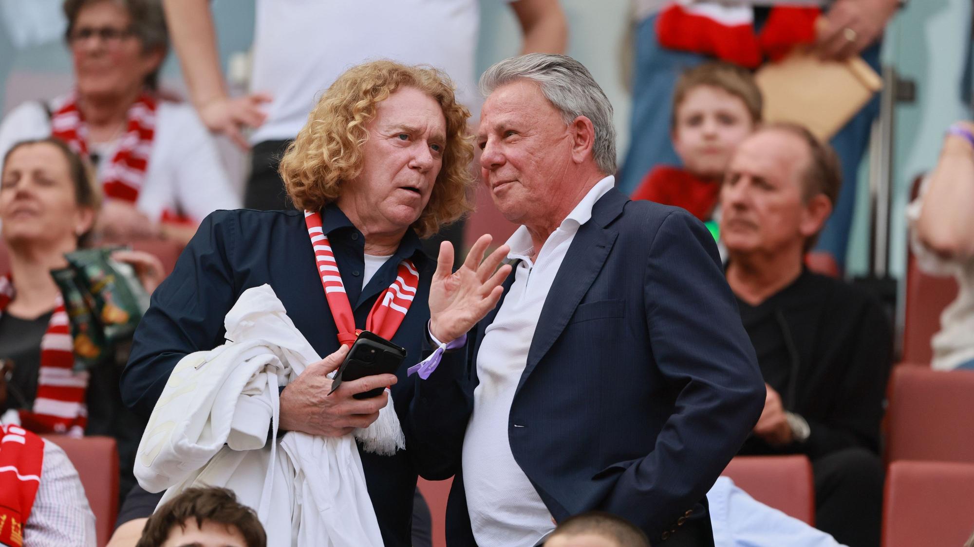 Dieter Prestin (r.) unterhält sich beim FC-Heimspiel gegen Bochum mit seinem früheren Kölner Teamkollegen Tony Woodcock.