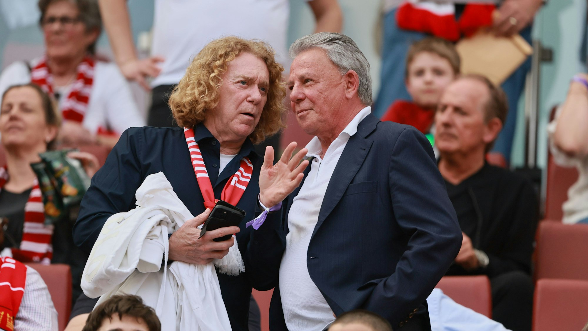Dieter Prestin (r.) unterhält sich beim FC-Heimspiel gegen Bochum mit seinem früheren Kölner Teamkollegen Tony Woodcock.