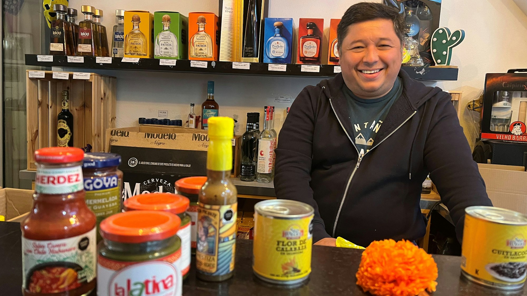 Mexikanischer Mann hinter der Ladentheke