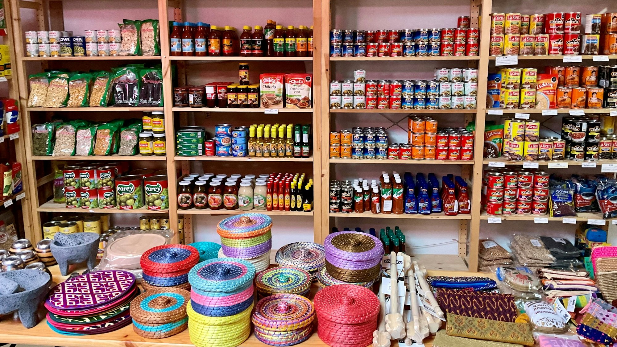 Bastkörbchen und Lebensmittel im mexikanischen Geschäft Doña Pelos