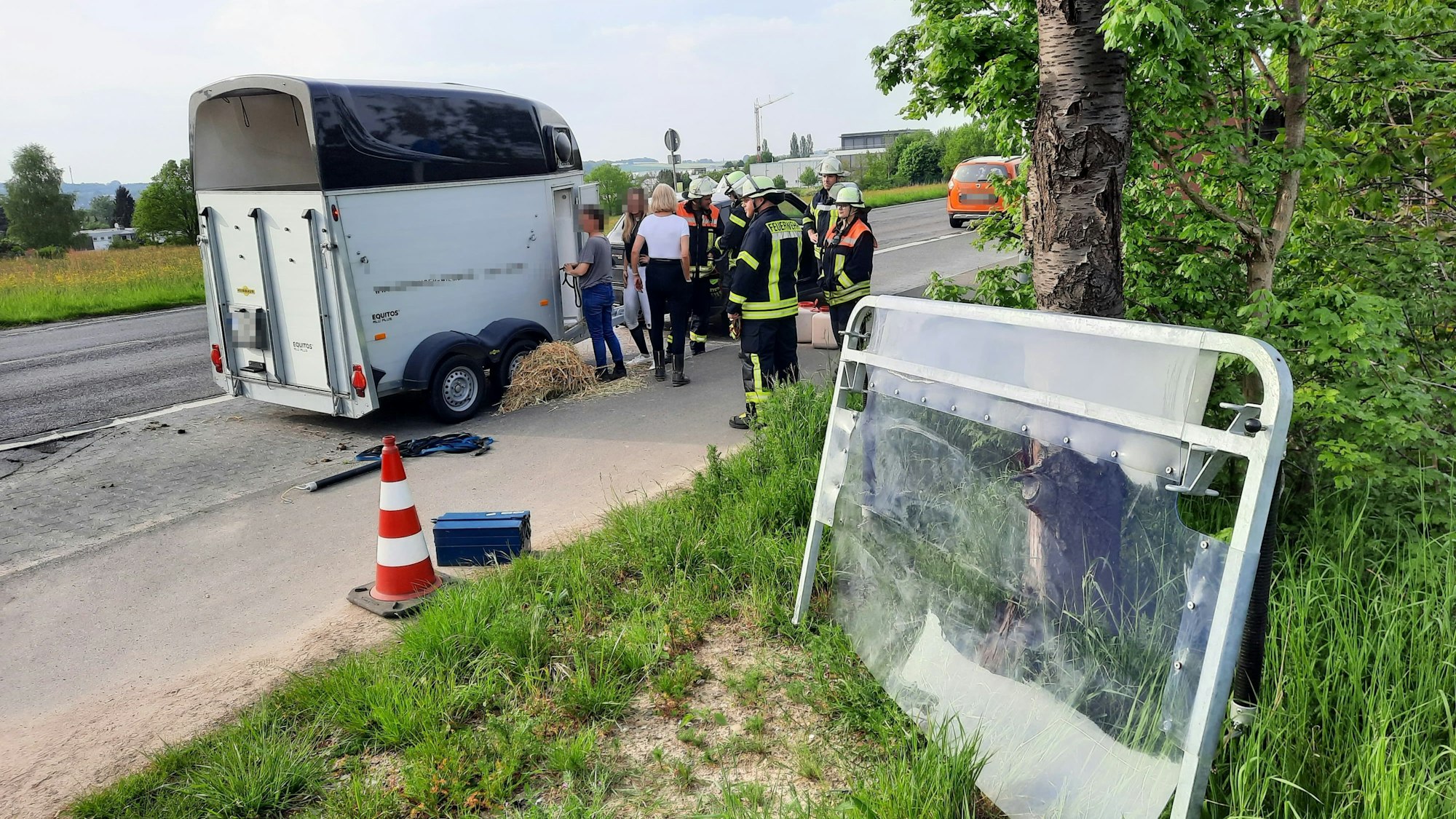 Um an das eingeklemmte Pferd heranzukommen, wurde eine Abtrennung im Anhänger entfernt.