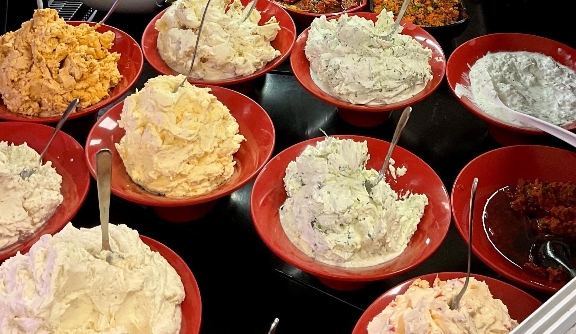 Auswahl an Frischkäse-Dips