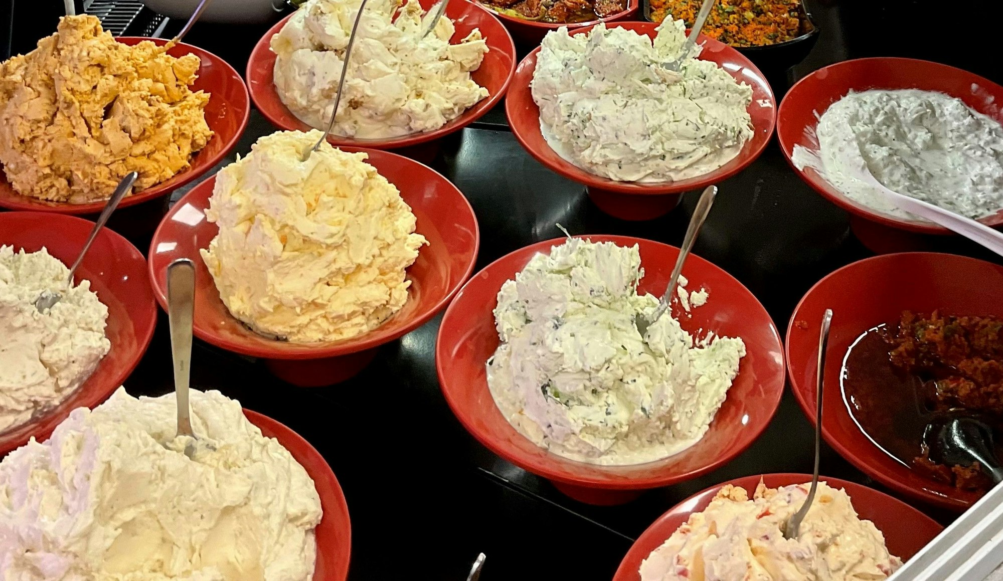 Auswahl an Frischkäse-Dips