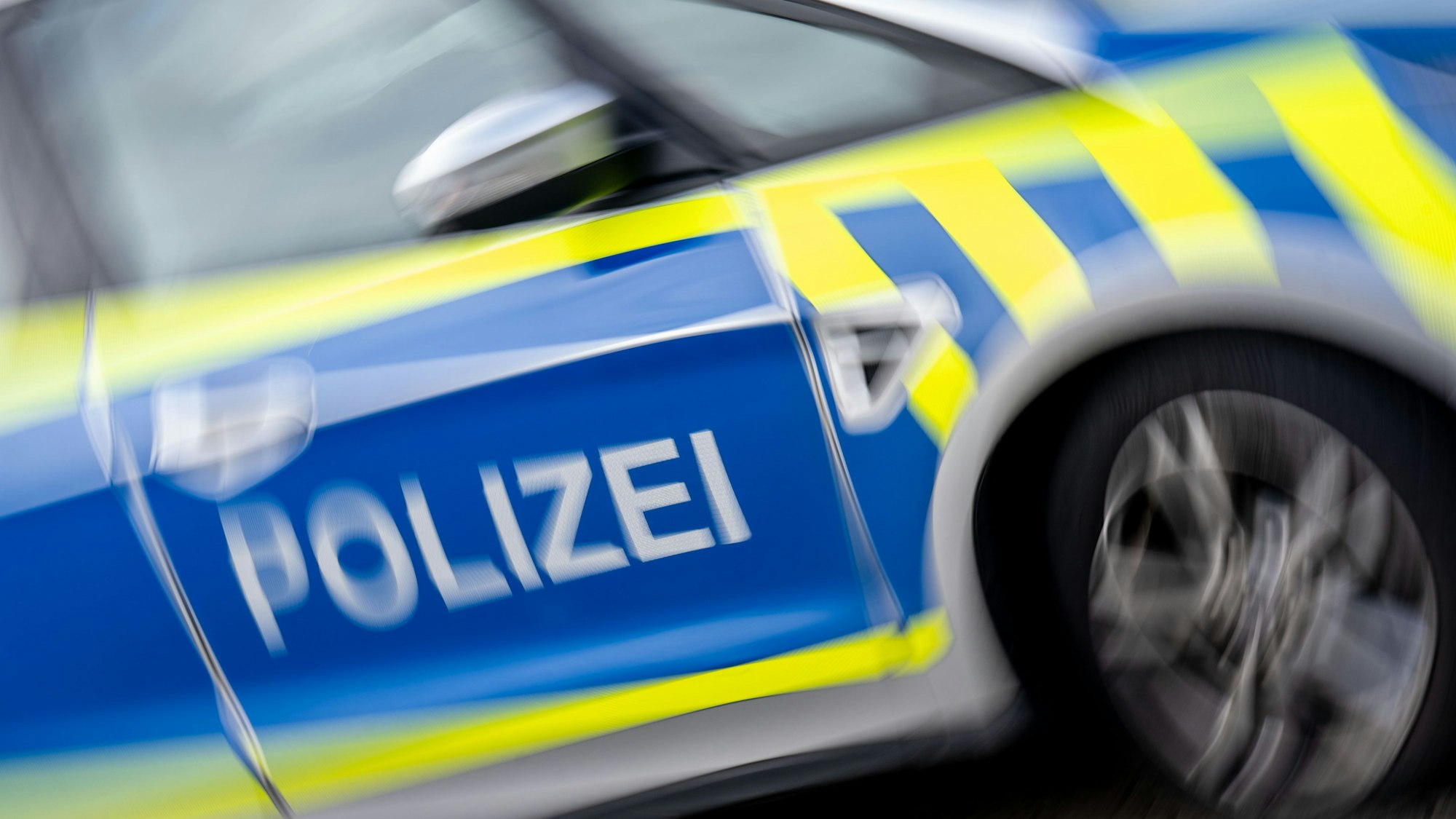 Auf dem Foto ist ein Polizeiwagen zu sehen.