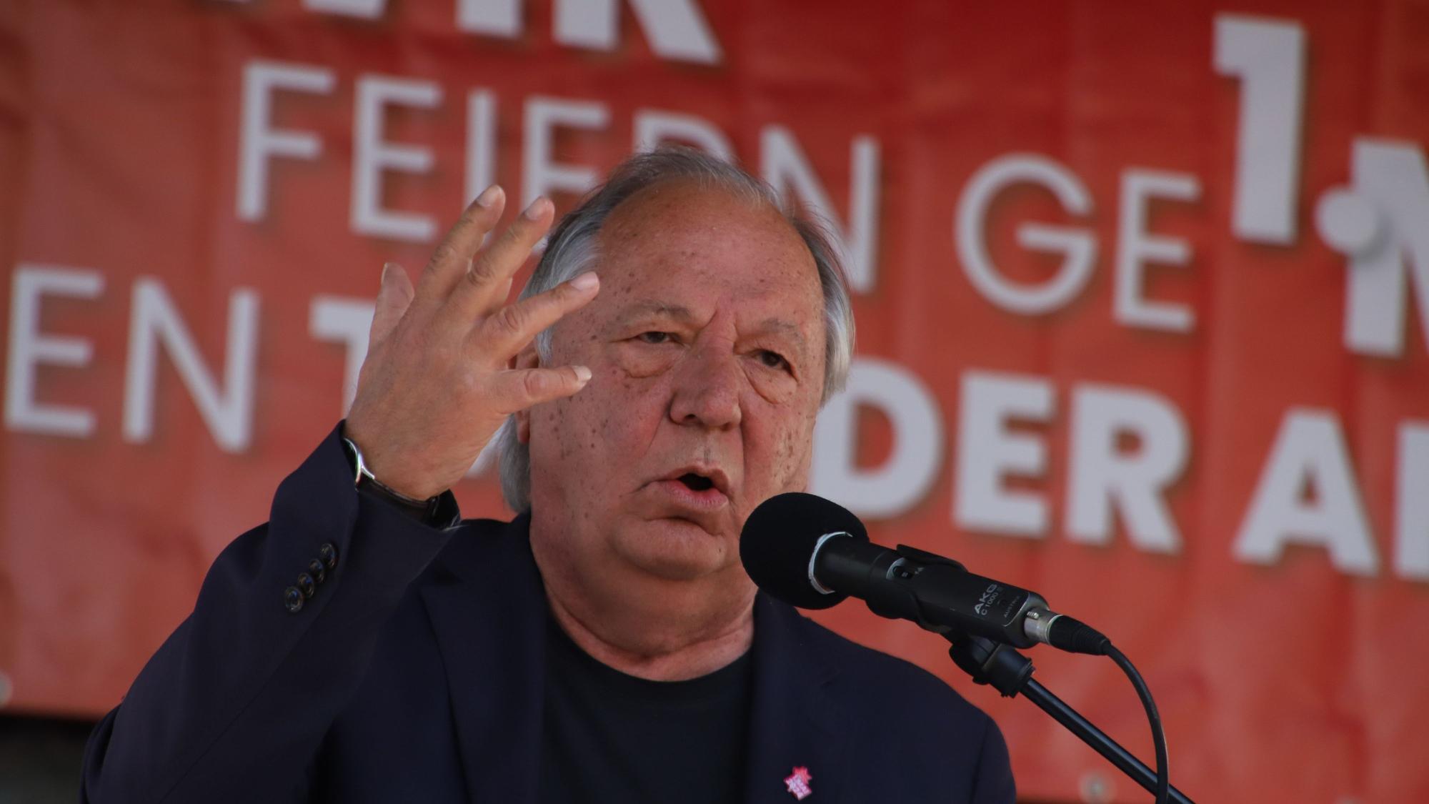 Der Kölner Kabarettist Wilfried Schmickler fand scharfe Worte, vor allem gegen FDP, AfD und „die beleidigte Schnuller-Schnute Friedrich Merz“.