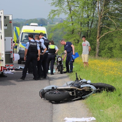 Ein 62-jähriger Motorradfahrer wurde mit lebensgefährlichen Verletzungen ins Krankenhaus geflogen.
