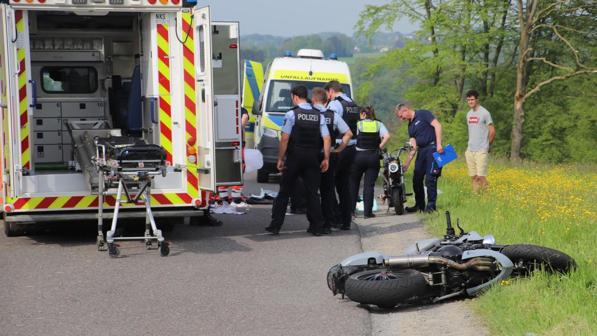 Ein 62-jähriger Motorradfahrer wurde mit lebensgefährlichen Verletzungen ins Krankenhaus geflogen.