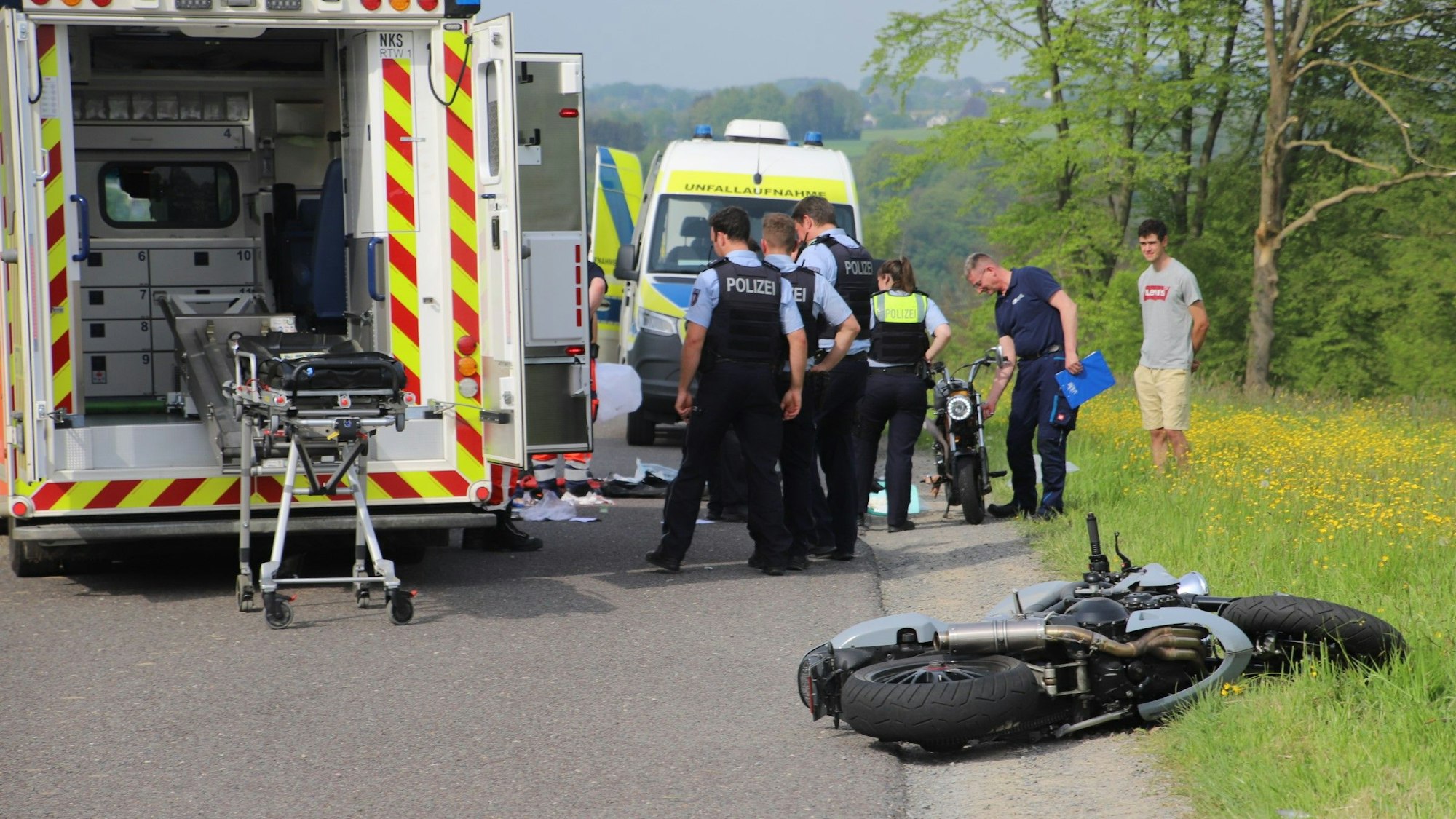 Ein 62-jähriger Motorradfahrer wurde mit lebensgefährlichen Verletzungen ins Krankenhaus geflogen.
