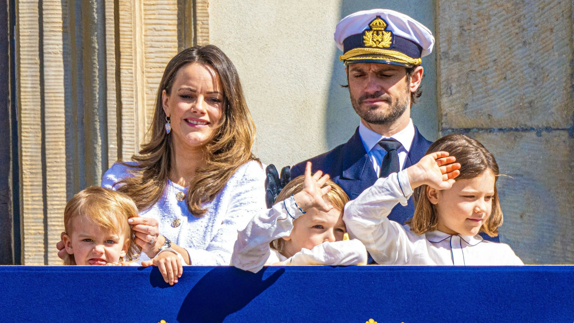 Prinz Carl Philip, Prinzessin Sofia sowie ihre Söhne Alexander, Gabriel und Julian beim 78. Geburtstag des schwedischen Königs im Königlichen Palast in Stockholm.