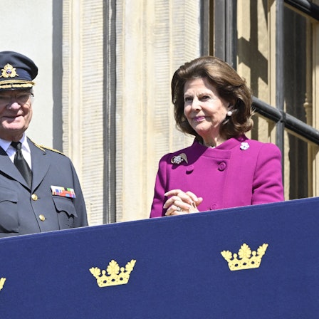 König Carl XVI. Gustaf und Königin Silvia auf dem Balkon während der Geburtstagsfeierlichkeiten des Königs.