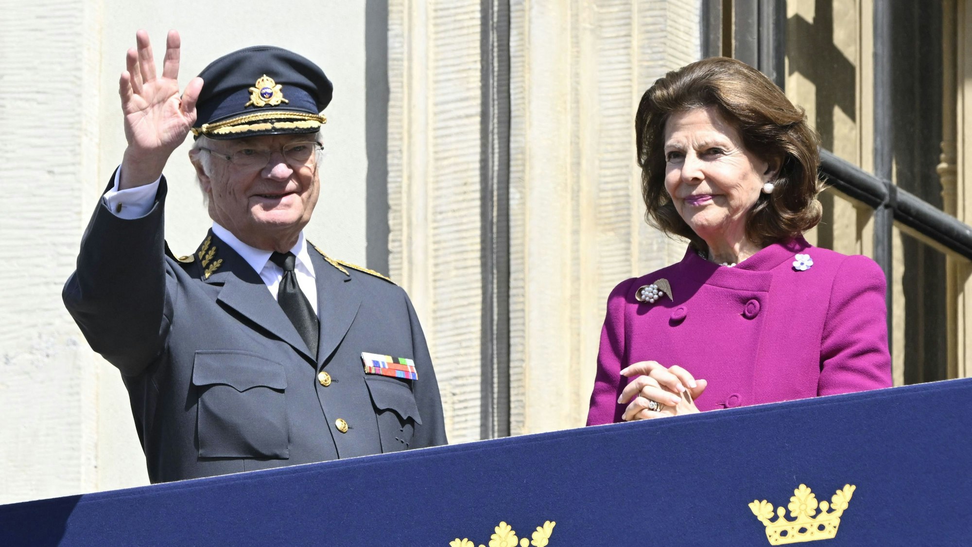 König Carl XVI. Gustaf und Königin Silvia auf dem Balkon während der Geburtstagsfeierlichkeiten des Königs.