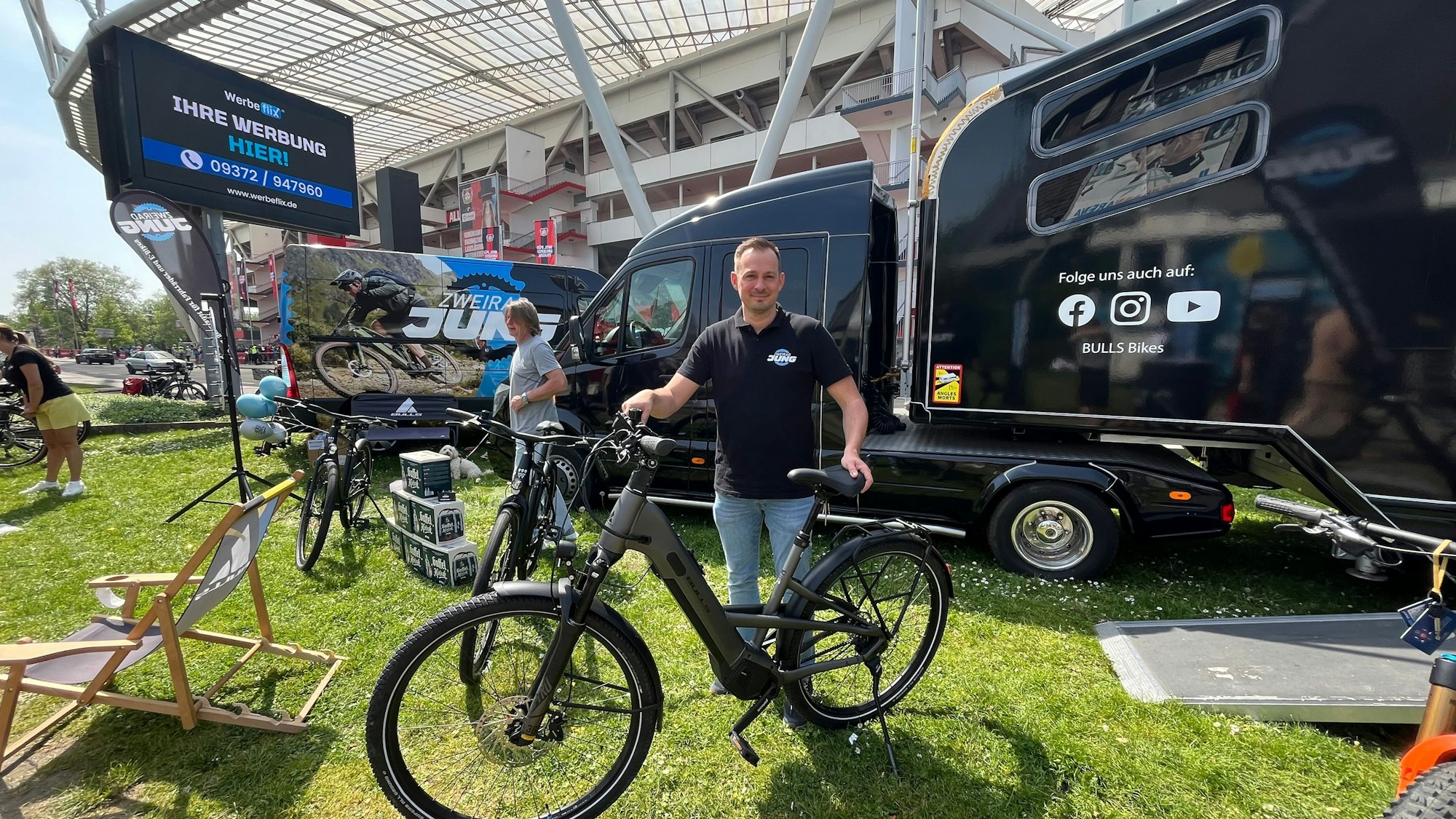 Im Schatten der Bay-Arena stellt Marcel Müller von Zweirad Jung die Trends der Saison vor