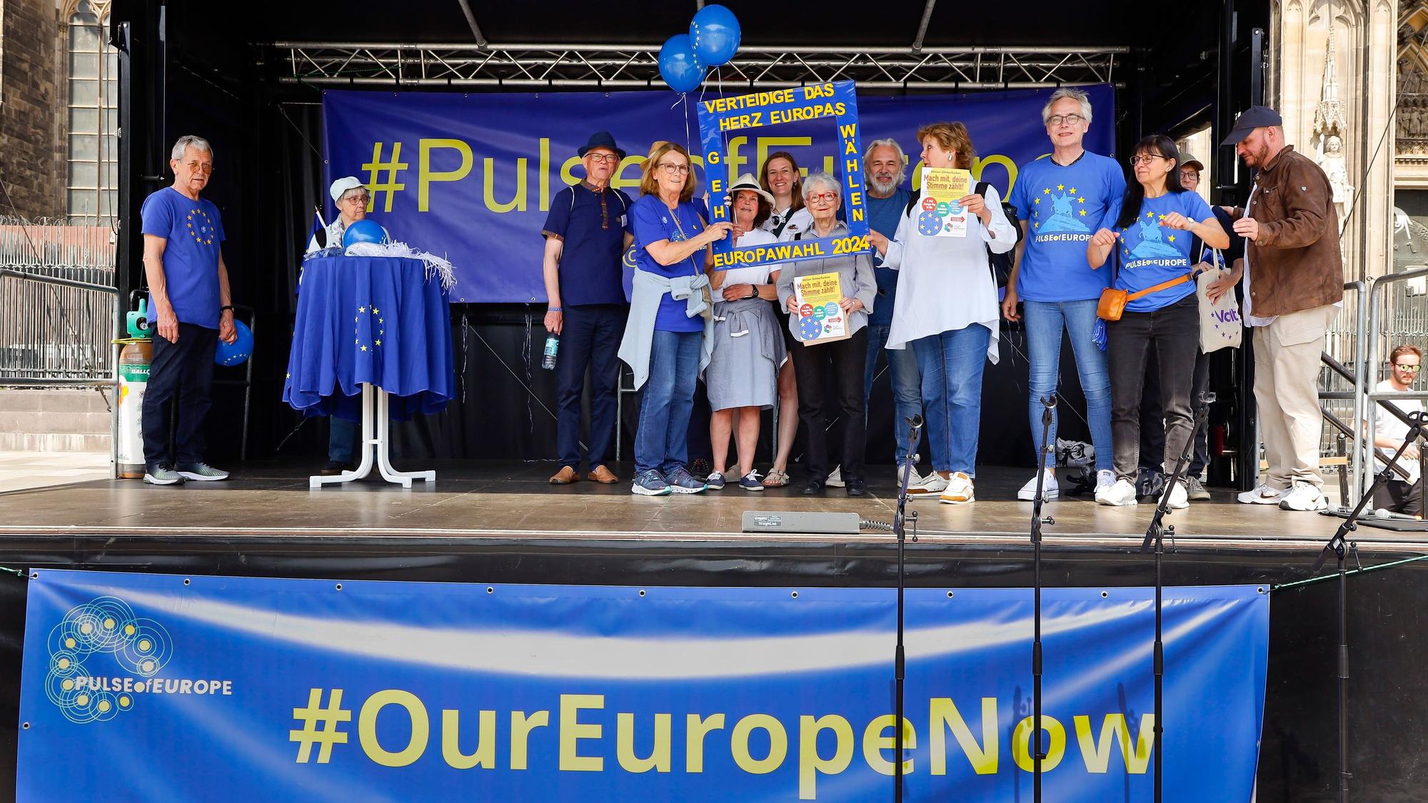 Kundgebung von „Pulse of Europe“ am 1. Mai in Köln auf dem Roncalliplatz.