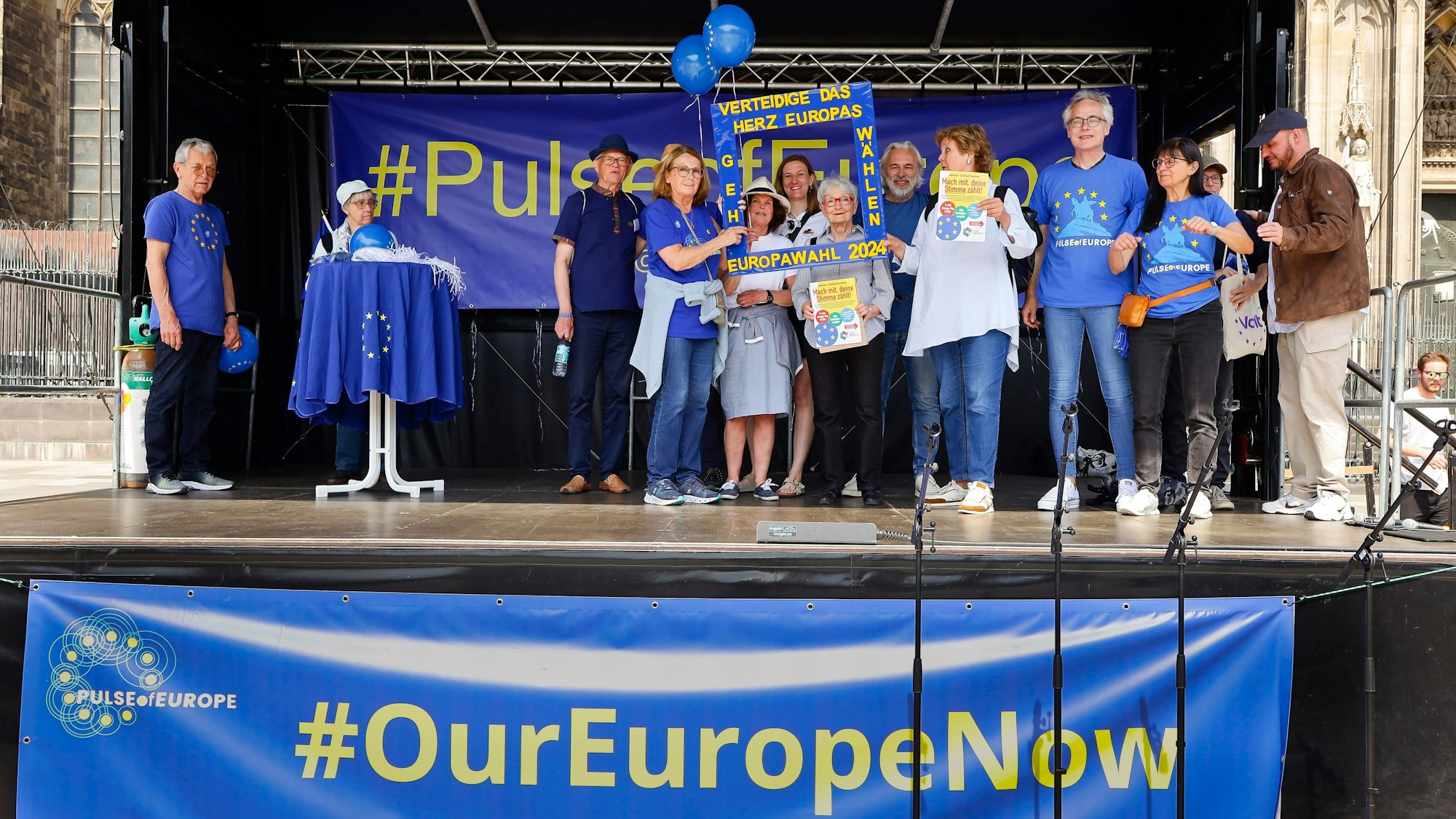 Kundgebung von „Pulse of Europe“ am 1. Mai in Köln auf dem Roncalliplatz.
