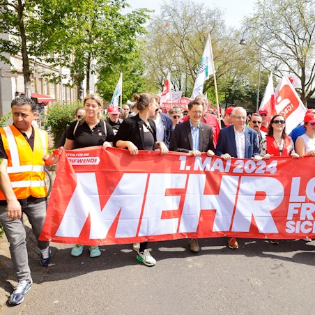 Bundesgesundheitsminister Karl Lauterbach (4.v.l.) führte den Demozug des DGB am Heumarkt an.
