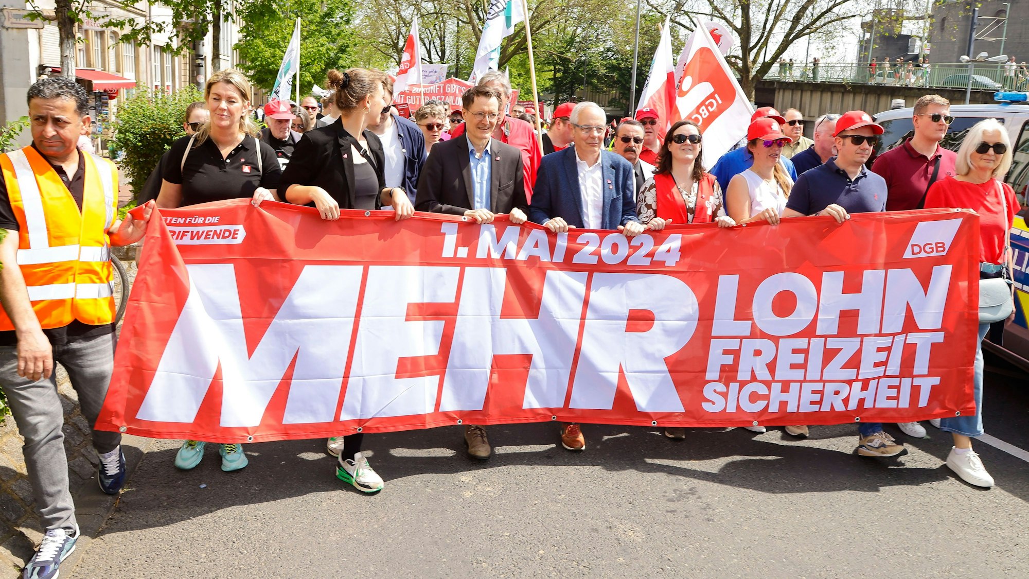 Bundesgesundheitsminister Karl Lauterbach (4.v.l.) führte den Demozug des DGB am Heumarkt an.