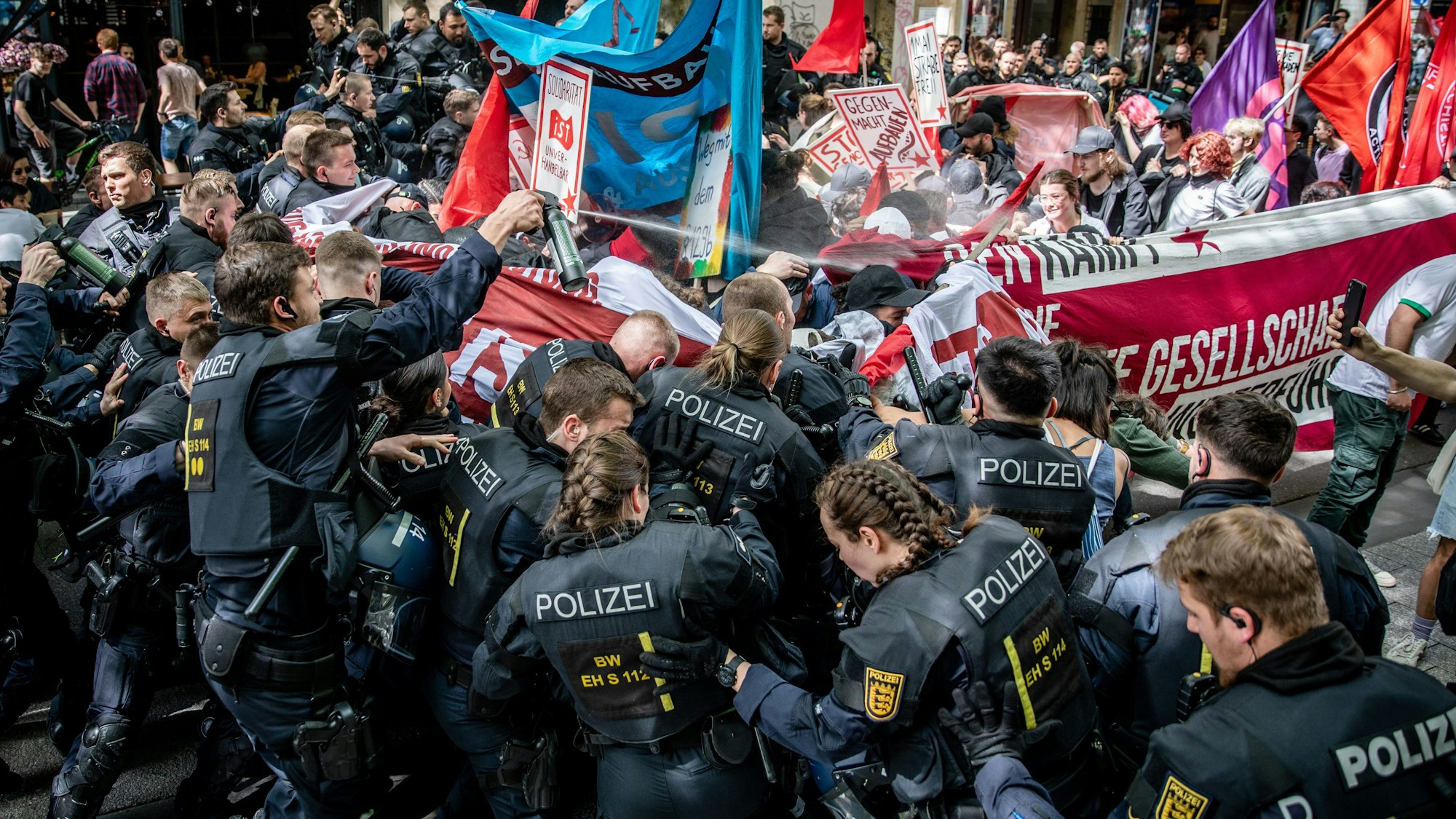 dpatopbilder - 01.05.2024, Baden-Württemberg, Stuttgart: Einheiten der Polizei stoßen während der Revolutionären 1. Mai Demo in der Stuttgarter Innenstadt mit Demonstrationsteilnehmern zusammen. Dabei wurde auch Pfefferspray angewendet. Foto: Christoph Schmidt/dpa +++ dpa-Bildfunk +++